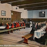 Prentbriefkaart Burgerweeshuis, jongenseetzaal, 1895 - 1915