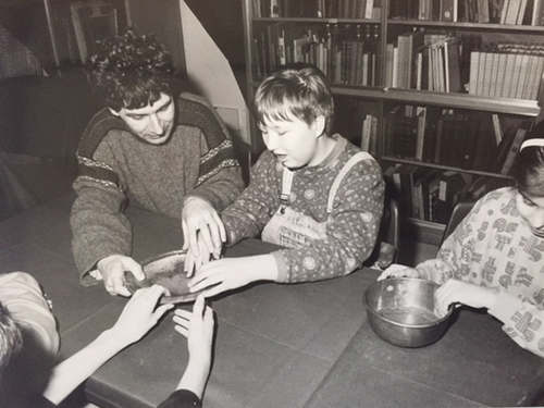 Frans bij een bezoek van visueel gehandicapte kinderen aan het museum, 1992