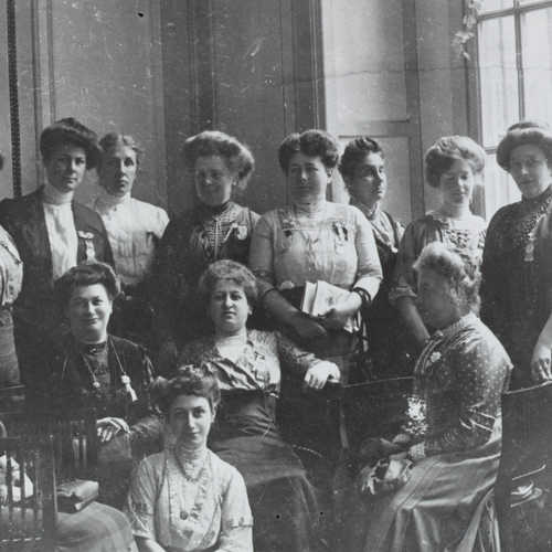 Strijders voor  vrouwenkiesrecht, met zittend in het midden Aletta Jacobs. Collectie IISG.